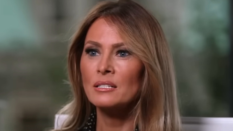 Melania Trump su Fox News con rossetto rosa