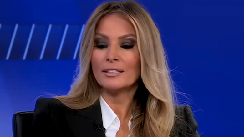 Melania Trump su Fox News indossa un blazer nero