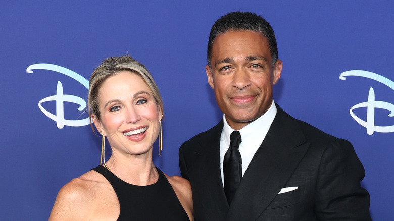 Amy Robach e TJ Holmes sorridono