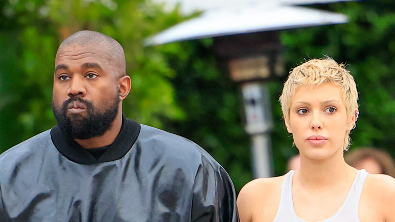 Kanye West Bianca Censori capelli decolorati